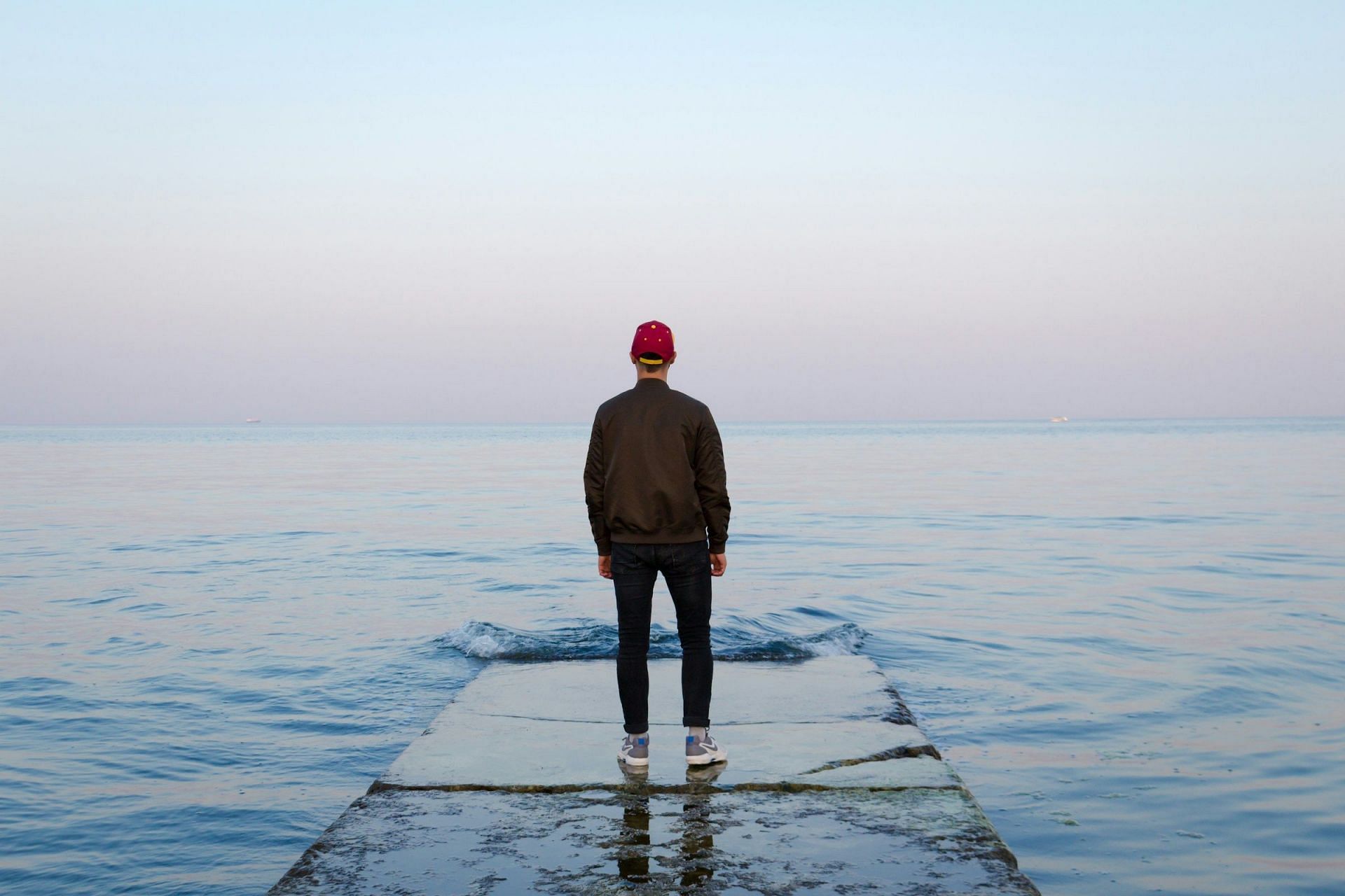 Does standing Burn Calories? (Image via Unsplash/Nicholas Barbaros)